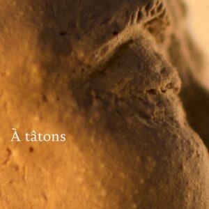 A tâtons